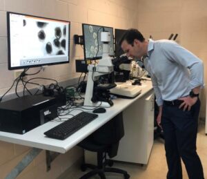 Minister for Resources and Northern AustraliaHon. Sen. Matt Canavan looking at oyster larvae at the Darwin Aquaculture Centre.